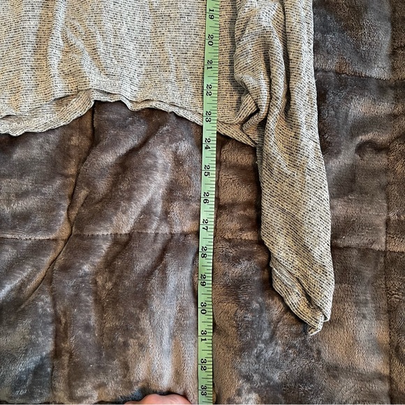 Aiden Y NWT Heather Gray Knit T-Shirt Shark-bite Hem Cap Sleeves Stretchy Comfy - Picture 6 of 11